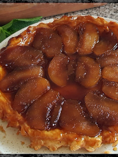Una foto de Tarta Tatin de Manzana con hojaldre