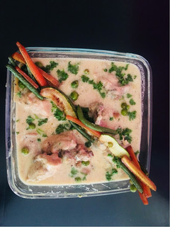 A picture of Chicken in white sauce.