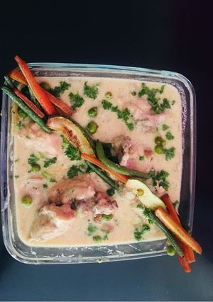 A picture of Chicken in white sauce.