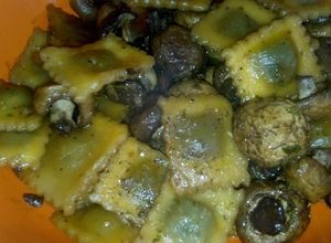 Una foto de Raviolis rellenos acompañado con champiñones