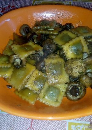 Una foto de Raviolis rellenos acompañado con champiñones
