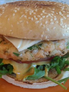 Una foto de Hamburguesa de salmón con salsa de curry y mango