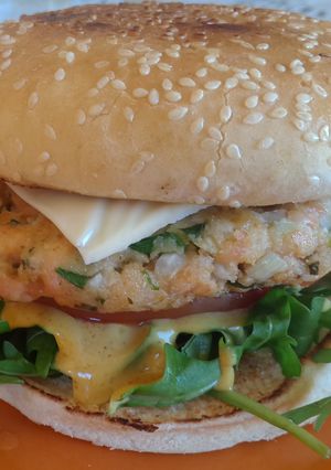Una foto de Hamburguesa de salmón con salsa de curry y mango