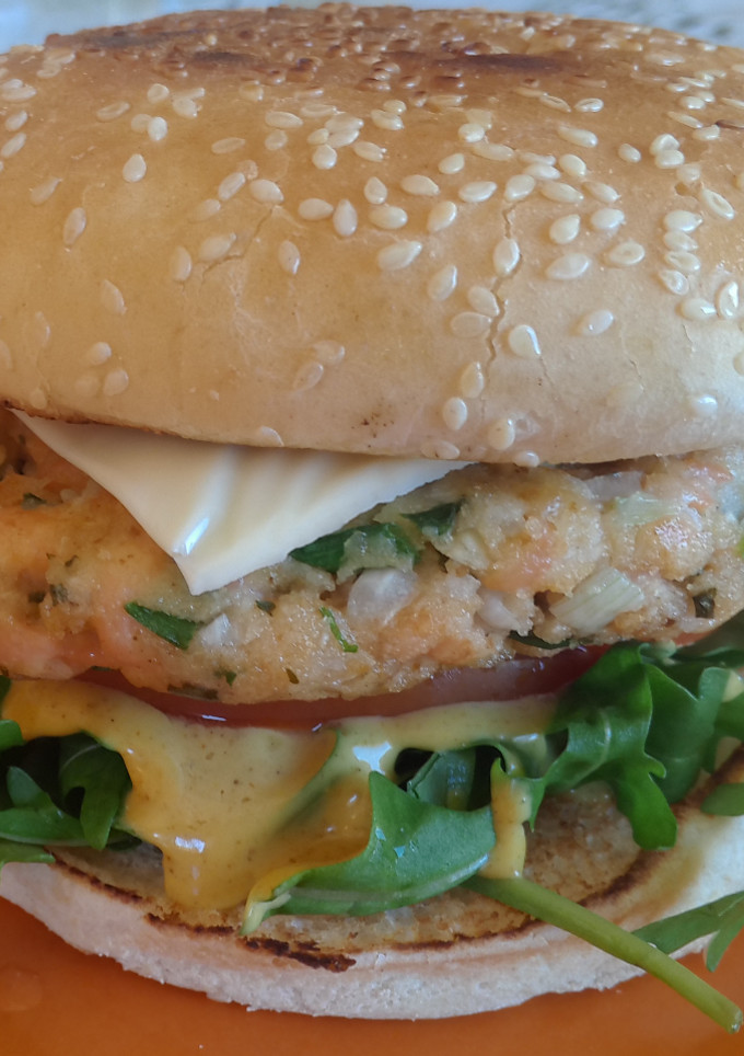 Una foto de Hamburguesa de salmón con salsa de curry y mango