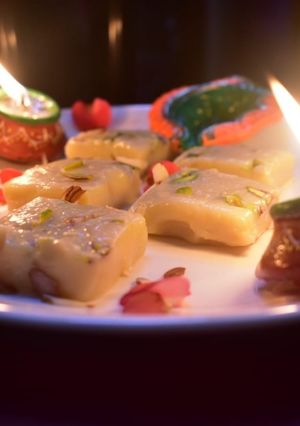 আসামি খোয়া কাজু পেস্তা বরফি (Assamese khoya kaju pesta burfi recipe in Bengali) রেসিপির প্রধান ছবি