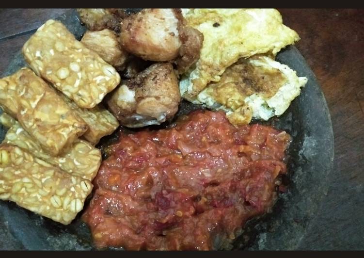 Langkah Mudah untuk Membuat Sambelan telur, ayam, tempe, Menggugah Selera