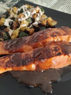 Una foto de Tataki de Salmón con Calabacín a la Mantequilla con Reducción y Mayonesa de Yakiniku