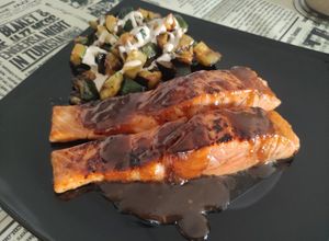 Una foto de Tataki de Salmón con Calabacín a la Mantequilla con Reducción y Mayonesa de Yakiniku