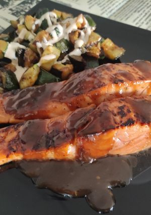 Una foto de Tataki de Salmón con Calabacín a la Mantequilla con Reducción y Mayonesa de Yakiniku