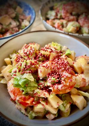 Una foto de Cóctel de gambas de verano, con ciruela, nectarina y manzana