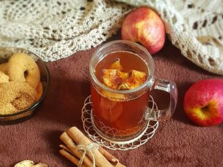 مشروب القرفة والتفاح المجفف لتدفئة الجسم