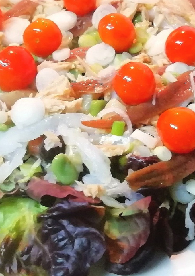 Una foto de Xató, (ensalada de Bacalao, Anchoas y Atún)