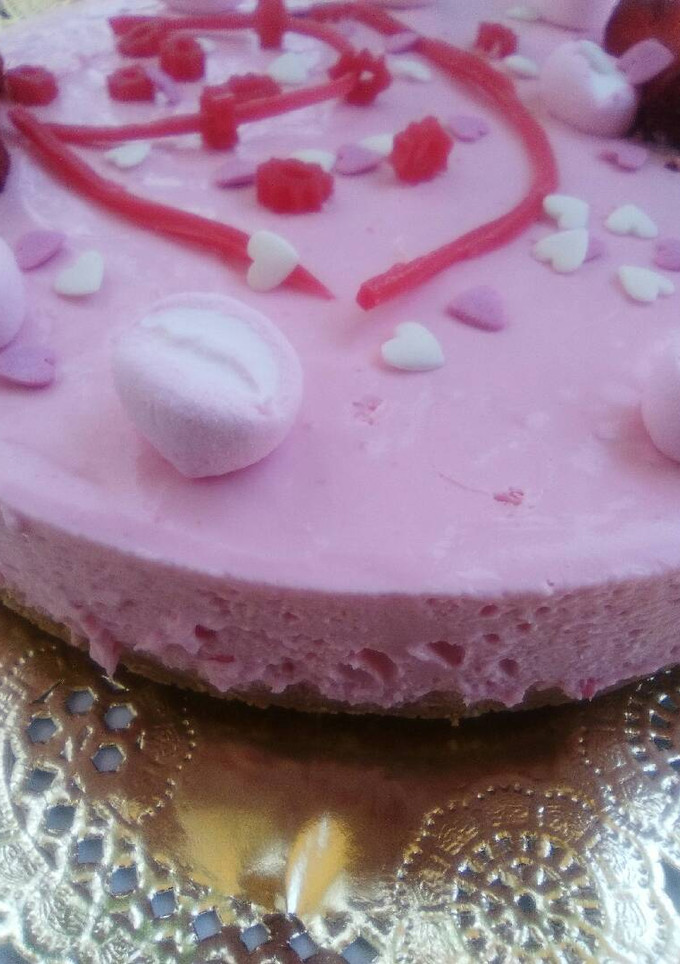 Una foto de Tarta mousse de regaliz rojo y nubes