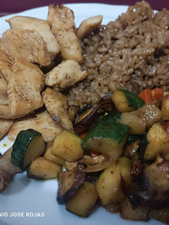 Una foto de Pollo con mix de verduras y arroz frito con søja