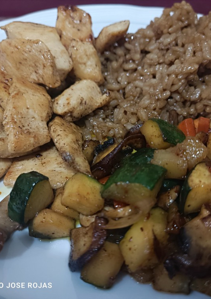 Una foto de Pollo con mix de verduras y arroz frito con søja