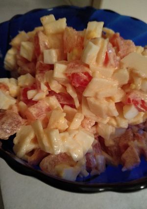 Фото Салат с помидорами, яйцом и сыром.