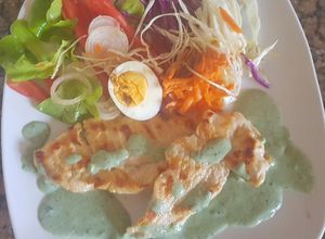 Una foto de Churrasquitos de pollo con salsa de albahaca. #delantaldorado