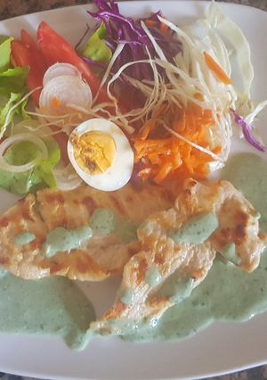 Una foto de Churrasquitos de pollo con salsa de albahaca. #delantaldorado