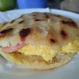 Arepa🍳rellena🥯de huevos🥚 cremosos🥛y salchichas🍳🥓🥯