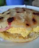 Arepa🍳rellena🥯de huevos🥚 cremosos🥛y salchichas🍳🥓🥯