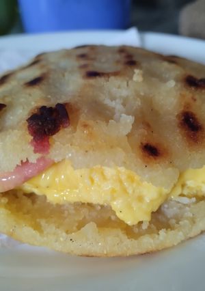 Una foto de Arepa🍳rellena🥯de huevos🥚 cremosos🥛y salchichas🍳🥓🥯