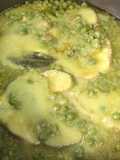 Cazón en salsa verde con guisantes