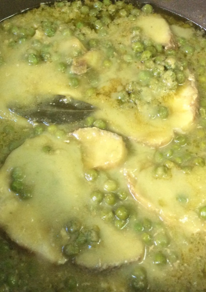 Una foto de Cazón en salsa verde con guisantes
