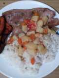 Chuleta de brazo de cerdo con papas y zanahoria