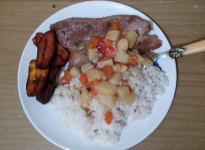Una foto de Chuleta de brazo de cerdo con papas y zanahoria