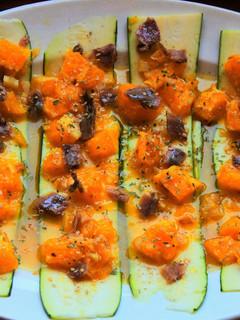 Una foto de Ensalada de calabacín, anchoas y naranja 🥒 🍊