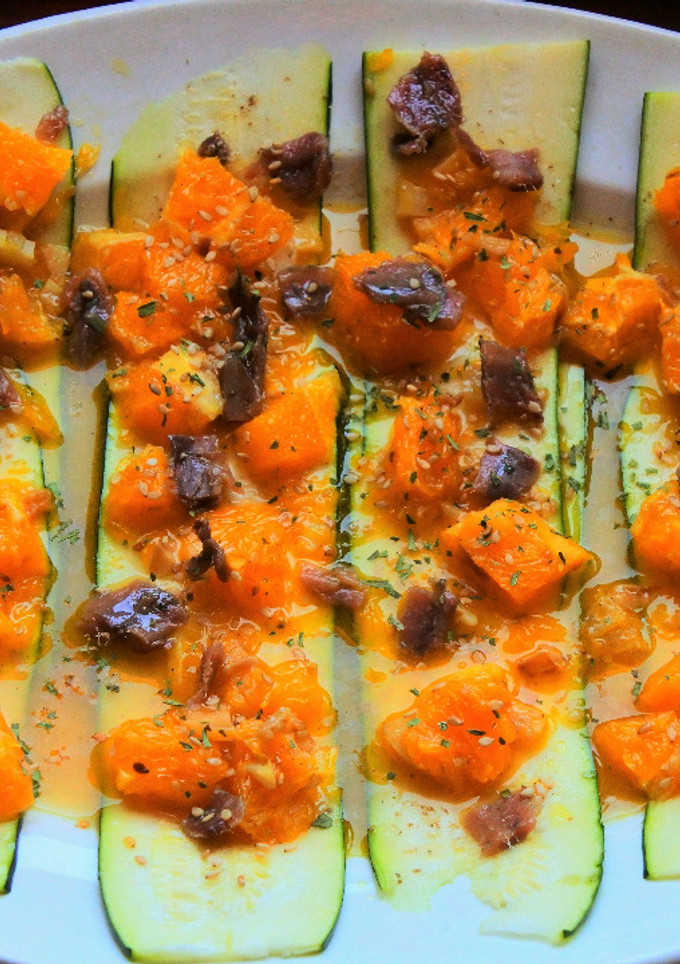 Una foto de Ensalada de calabacín, anchoas y naranja 🥒 🍊