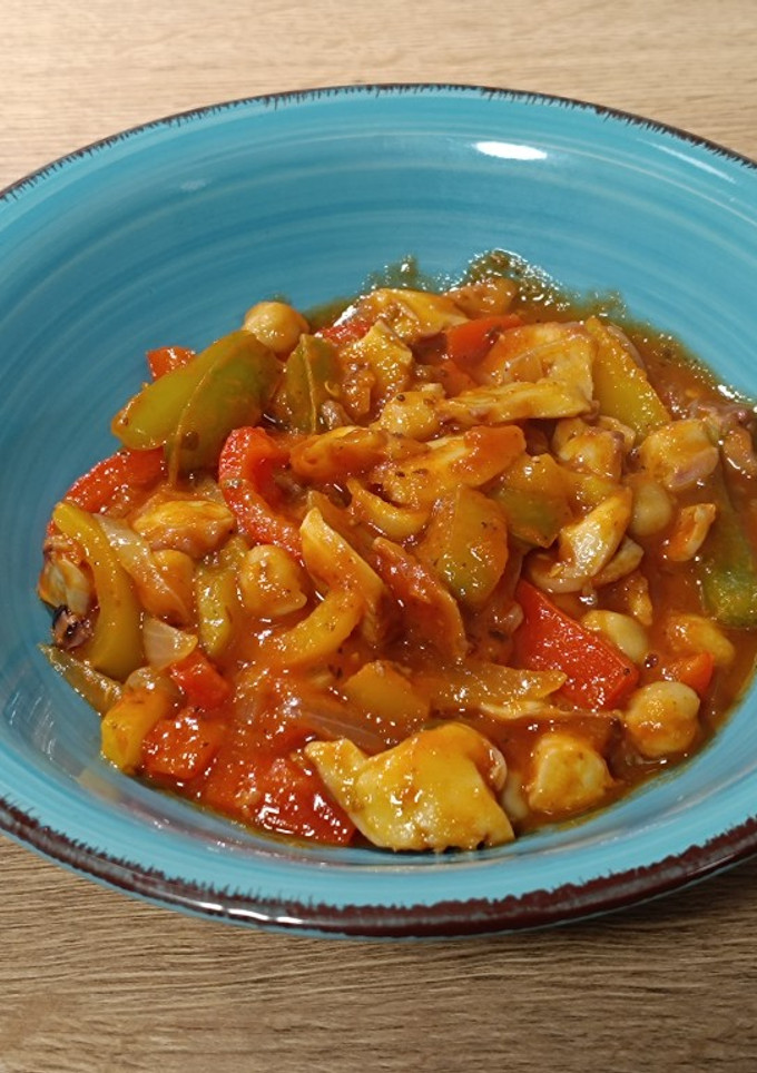 Una foto de Wok de pulpo con garbanzos tres pimientos