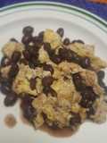 Huevo revuelto con frijoles y salsa