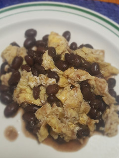 Una foto de Huevo revuelto con frijoles y salsa