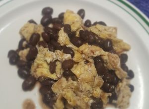 Una foto de Huevo revuelto con frijoles y salsa