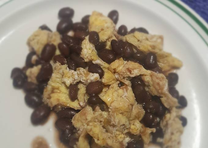 Huevo Revuelto Con Frijoles Y Salsa Receta De Luzma Sg Cookpad