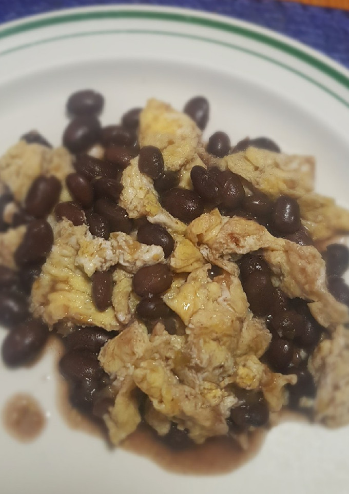 Una foto de Huevo revuelto con frijoles y salsa