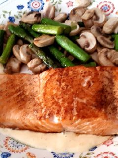 Una foto de Salmón a la plancha con espárragos y setas