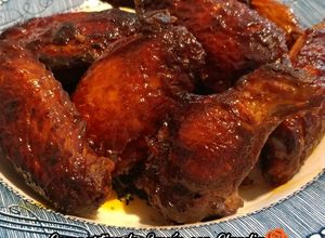 Una foto de Alitas de pollo en adobo al horno🌹
