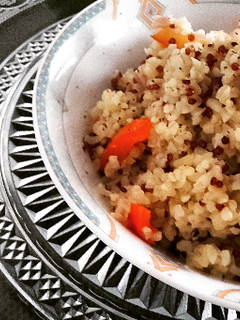 Una foto de Bulgur y quinoa con pimiento rojo y caballa en aceite extra virgen de oliva