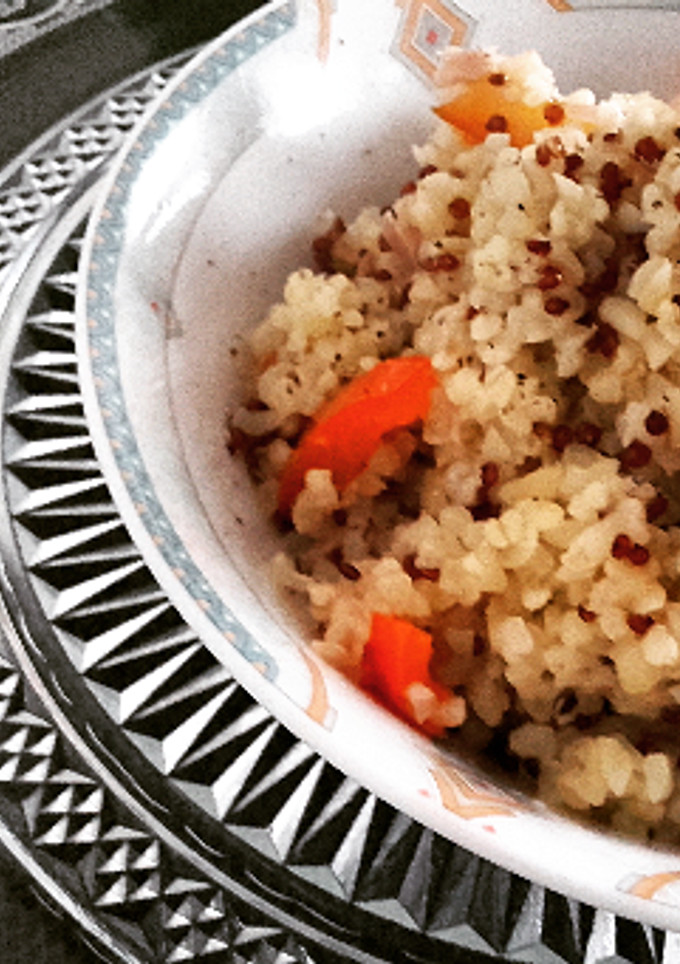 Una foto de Bulgur y quinoa con pimiento rojo y caballa en aceite extra virgen de oliva