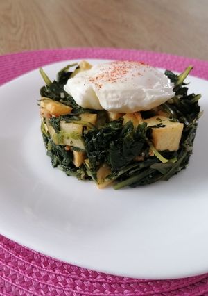 Una foto de Achicoria salteada con patatas y huevo