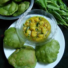 A picture of Palak Puri with Dam aloo.