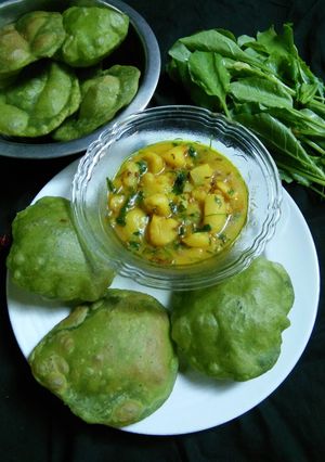 A picture of Palak Puri with Dam aloo.