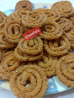 ચોખા નાં લોટ ની ચકરી(chokha lot chakri recipe in Gujarati) રેસીપી મુખ્ય ફોટો