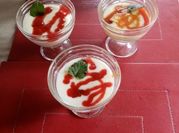 Una foto de dulce con mermelada de frutilla