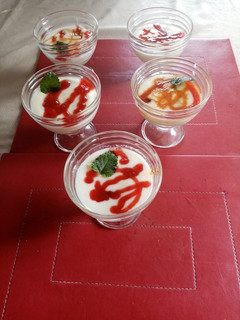 Una foto de Postre de sémola con salsa de mermelada