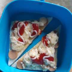 A picture of Pizza roti tawar home made.