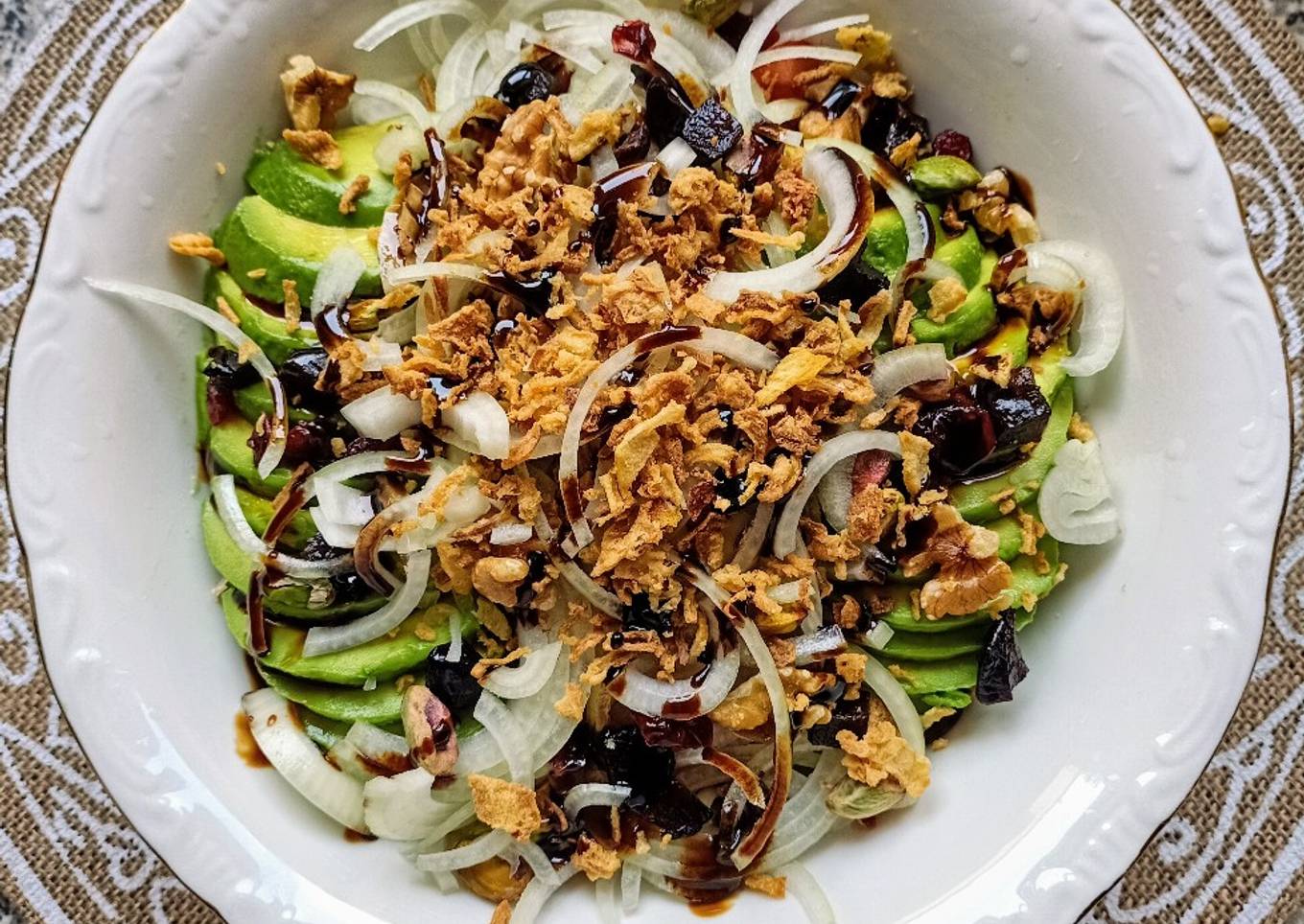 Ensalada de tomate, aguacate, frutos rojos y frutos secos