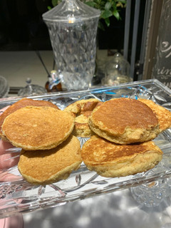 Una foto de Pancakes de avena y manzana, riquísimos, saludables y súper fáciles!!!
